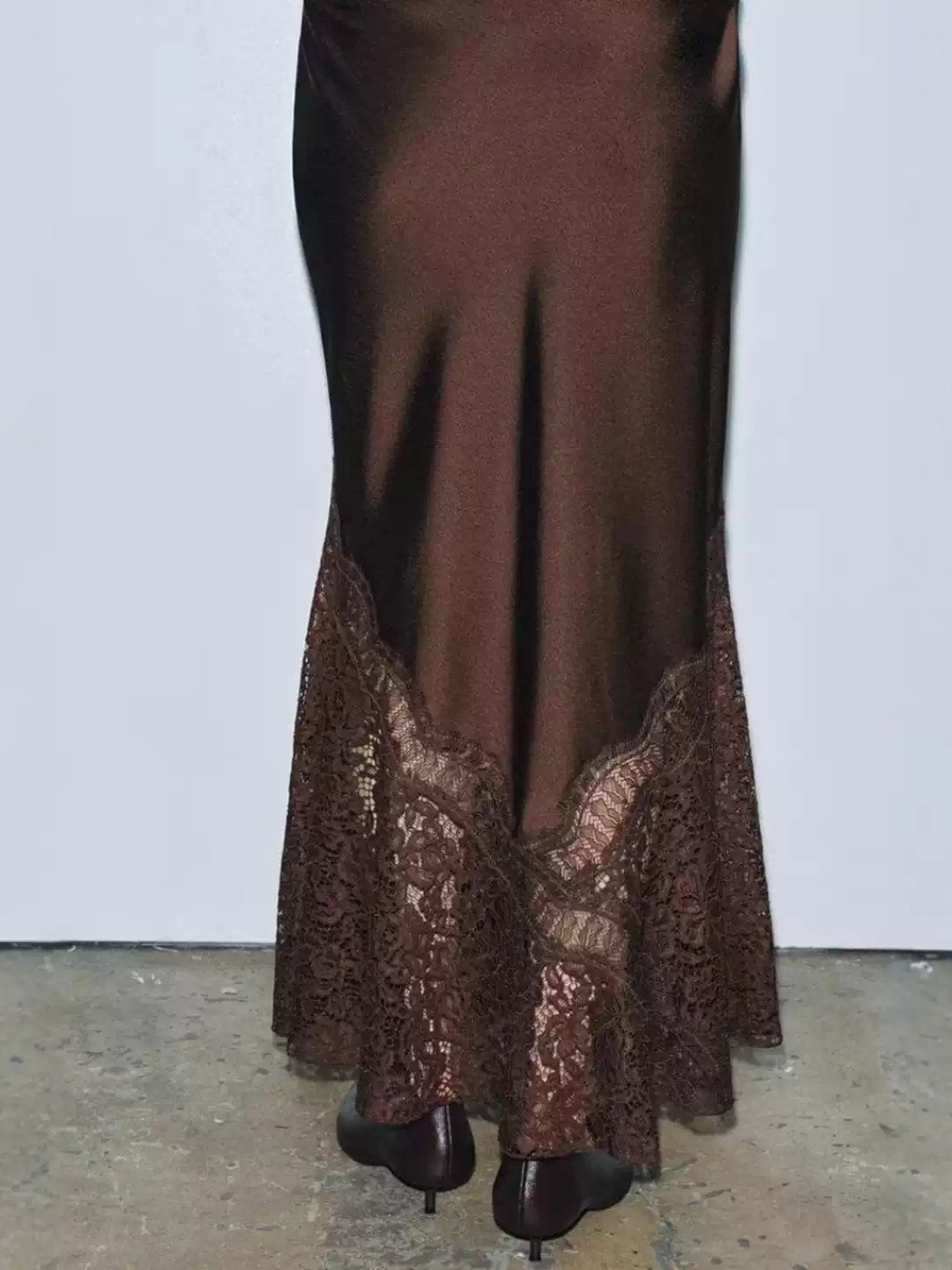 Brown Skirt with Sheer Lace Hem - 图片 3
